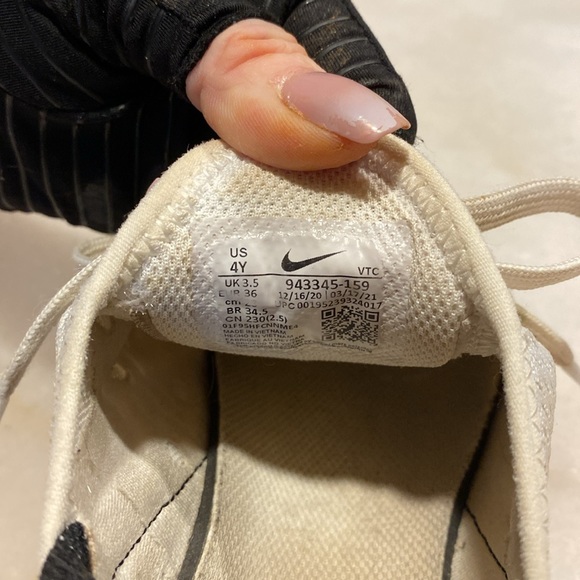 Why air 70 Nikes size 4youth girls - Picture 3 of 3